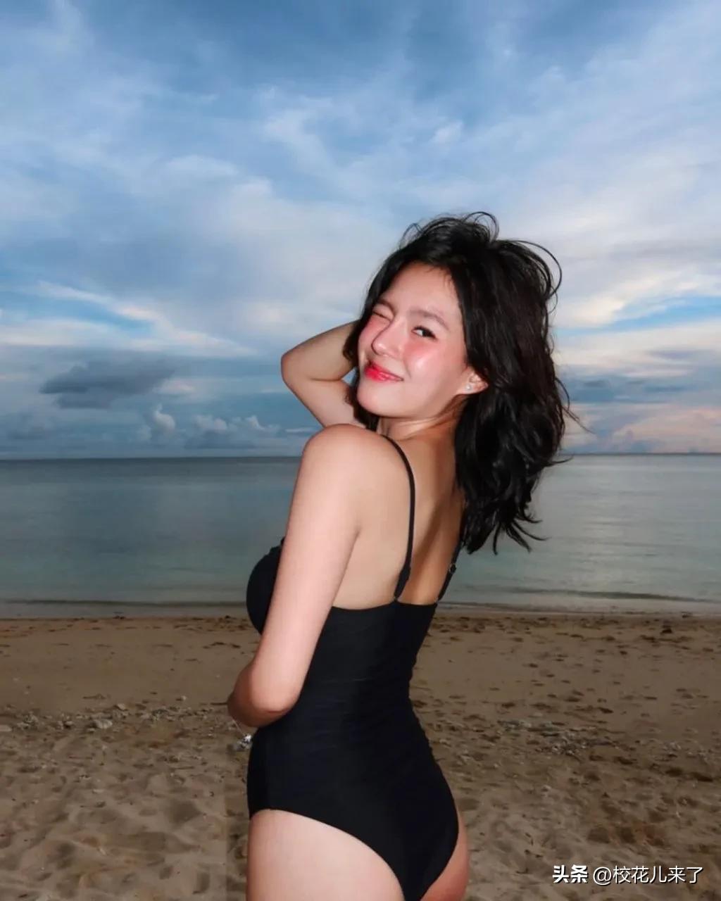 男人眼中什么样的女生最迷人 海边美女笑，风景美如画。