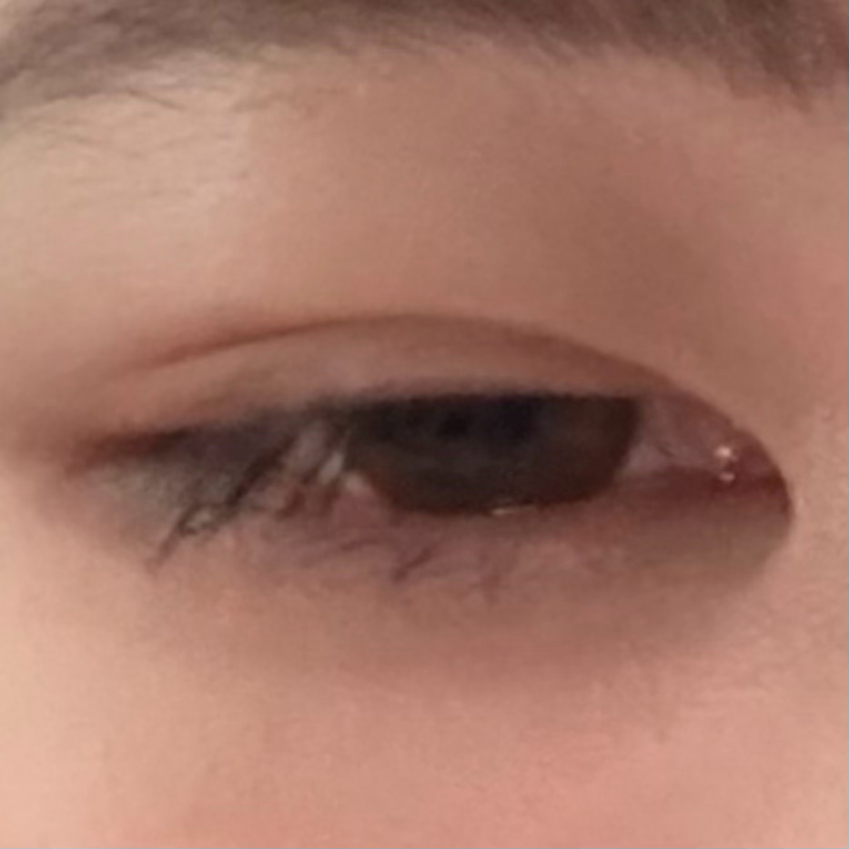 有的时候会收到些觉得我眼睛总睁不开 或故意迷离什么的评价。但我眼睛完全放松状态下