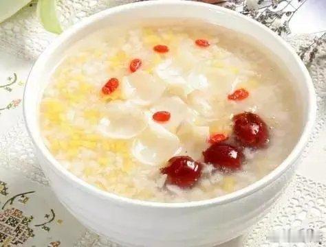 失眠健忘药膳："小米龙眼肉粥"：材料：干龙眼肉20g、大枣10枚去核，百合30克
