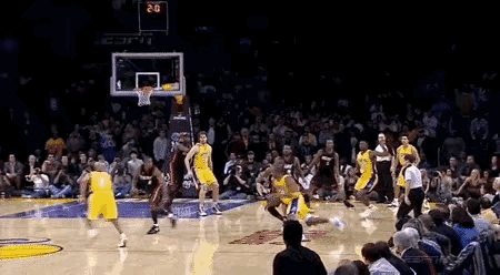 越是紧张关键时刻，科比越是不会轻易选择传球，他宁愿一个人承担所有的指责，也不愿意