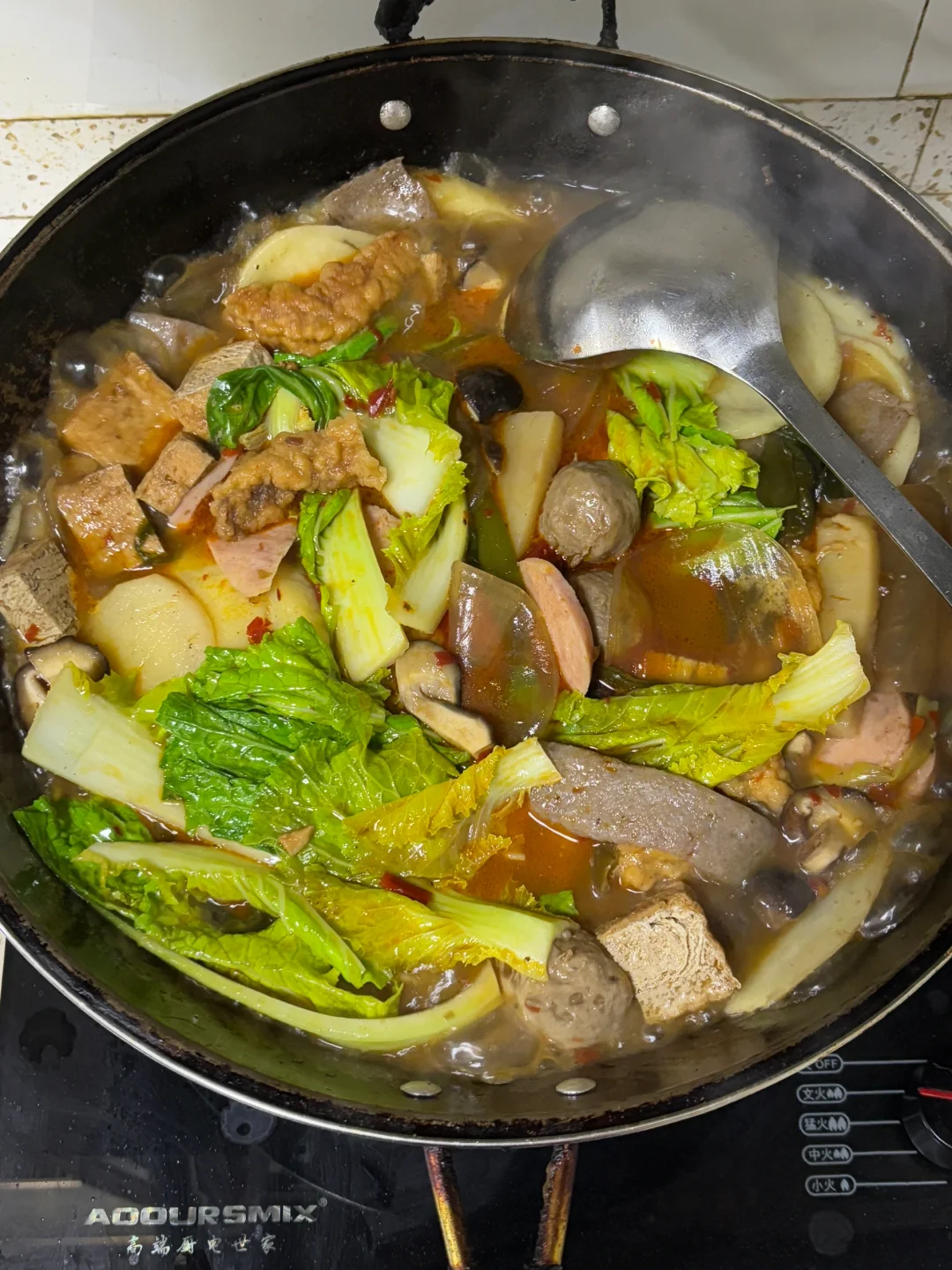 家里有什么就吃什么，过年煮一锅冒菜香哭了