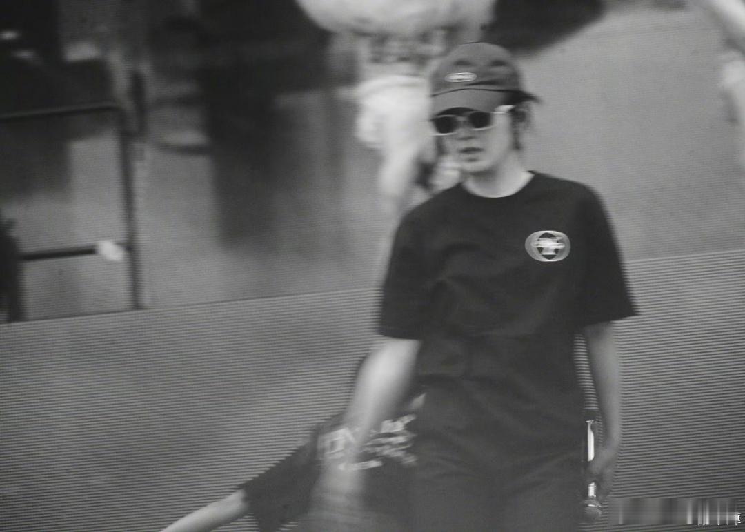 杨千嬅把两个红磡搬到成都一开场那个港乐现场感就出来了，我还以为自己坐在红磡呢，成