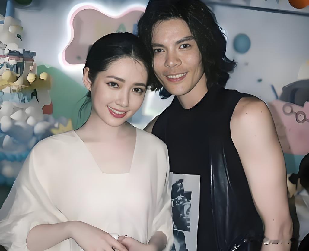 向佐，难掩自豪！
 
6月16号，向佐接受易立竞专访的片段传了出来，一说到老婆郭