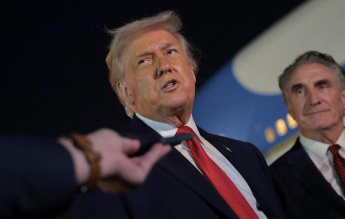 特朗普1月20日在社交媒体发布了一张极具象征意义的图片：他手持美国国旗“登陆”格