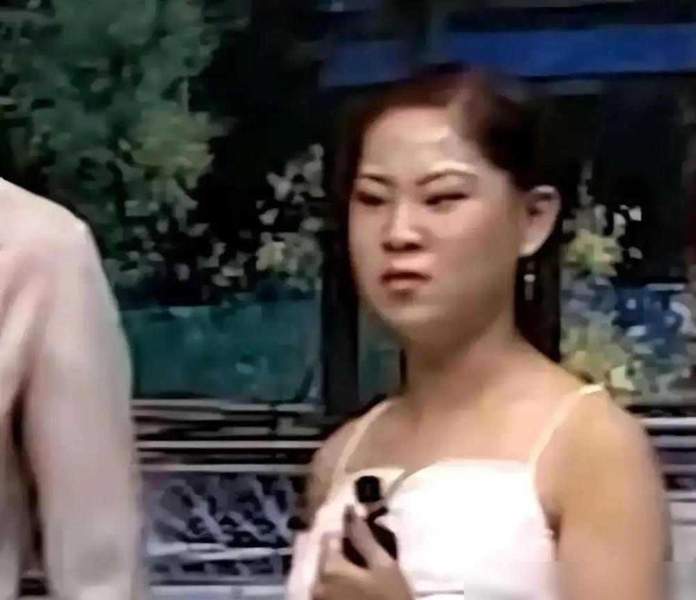 沈佳润孟买演出后素颜被偷拍，网上骂声一片，说她“太丑”她妈沈春阳直接开怼：我女儿