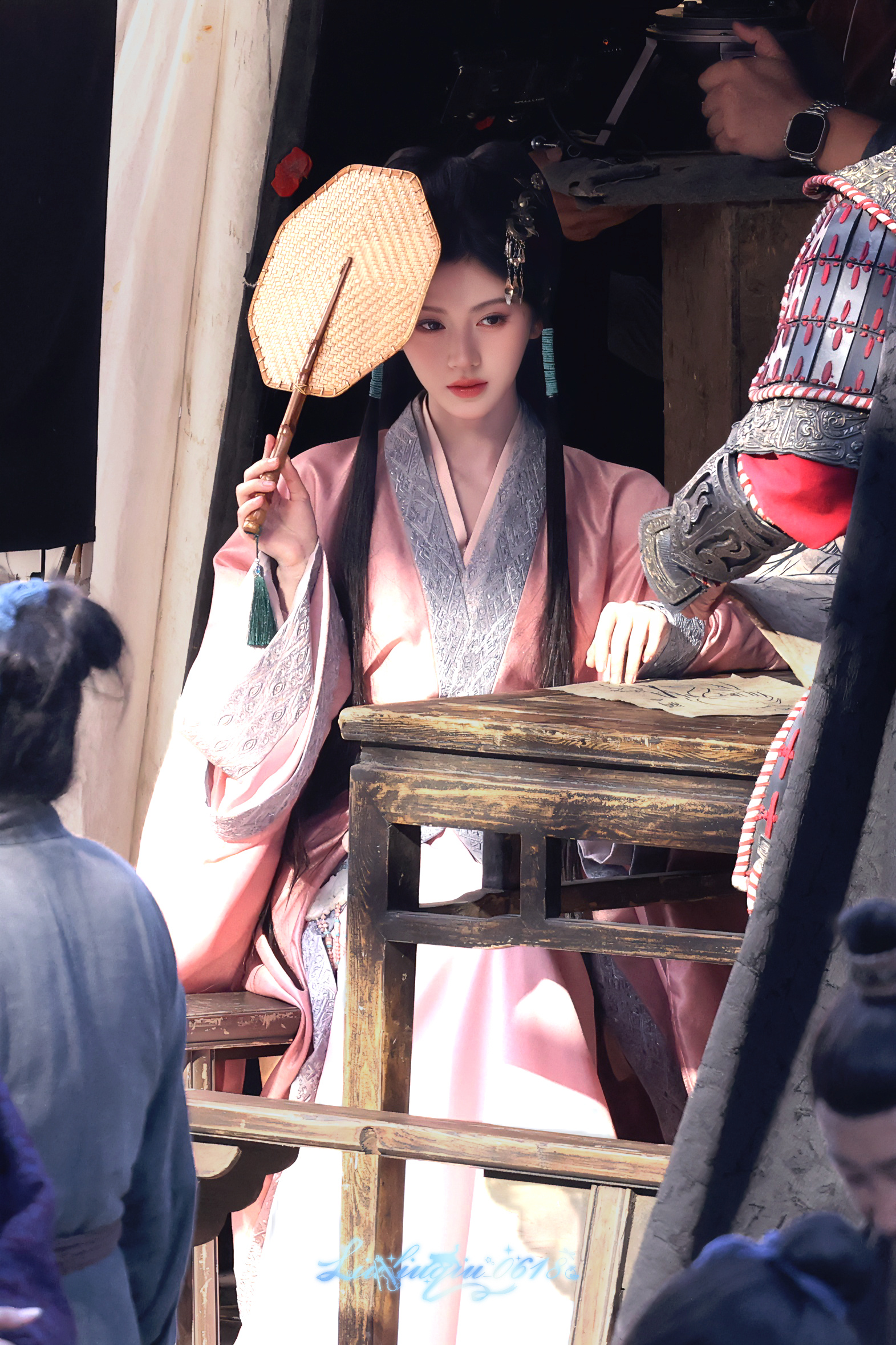 鞠婧祎鞠婧祎苏绿夏 jjy鞠婧祎万花世界 蒲扇轻掩眉眼，柔和表象藏智计。苏绿夏游