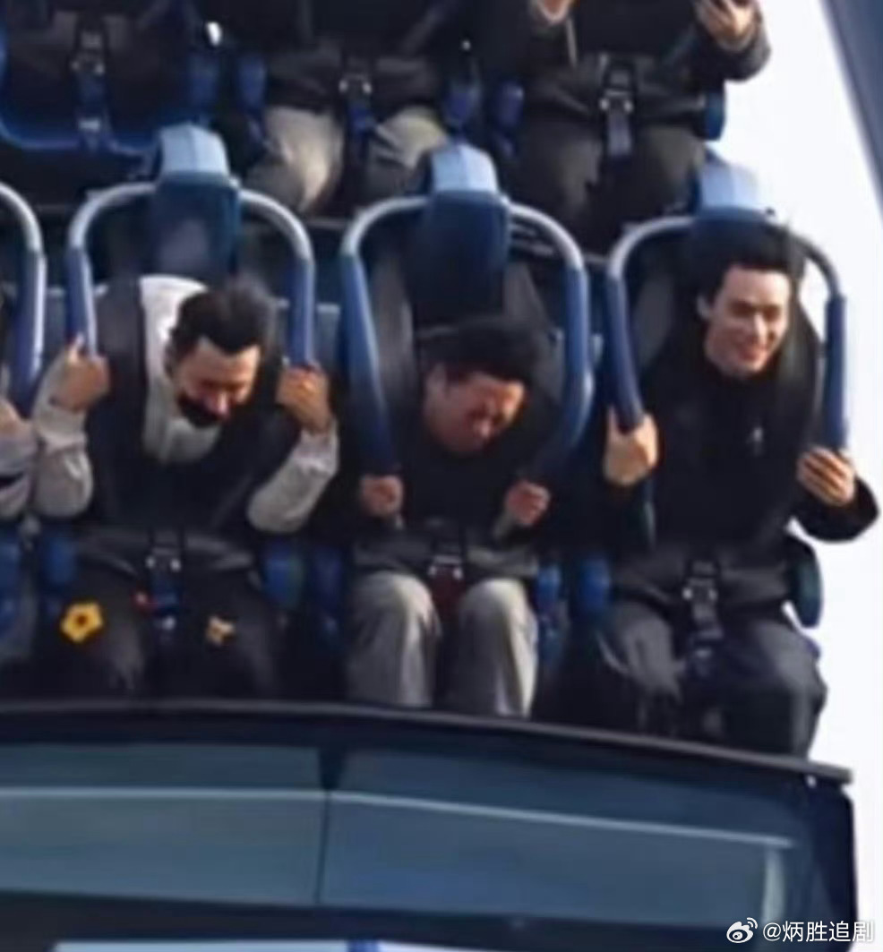 龚俊胆子真大，炳胜不敢玩过山车🎢龚俊坐过山车笑好开心