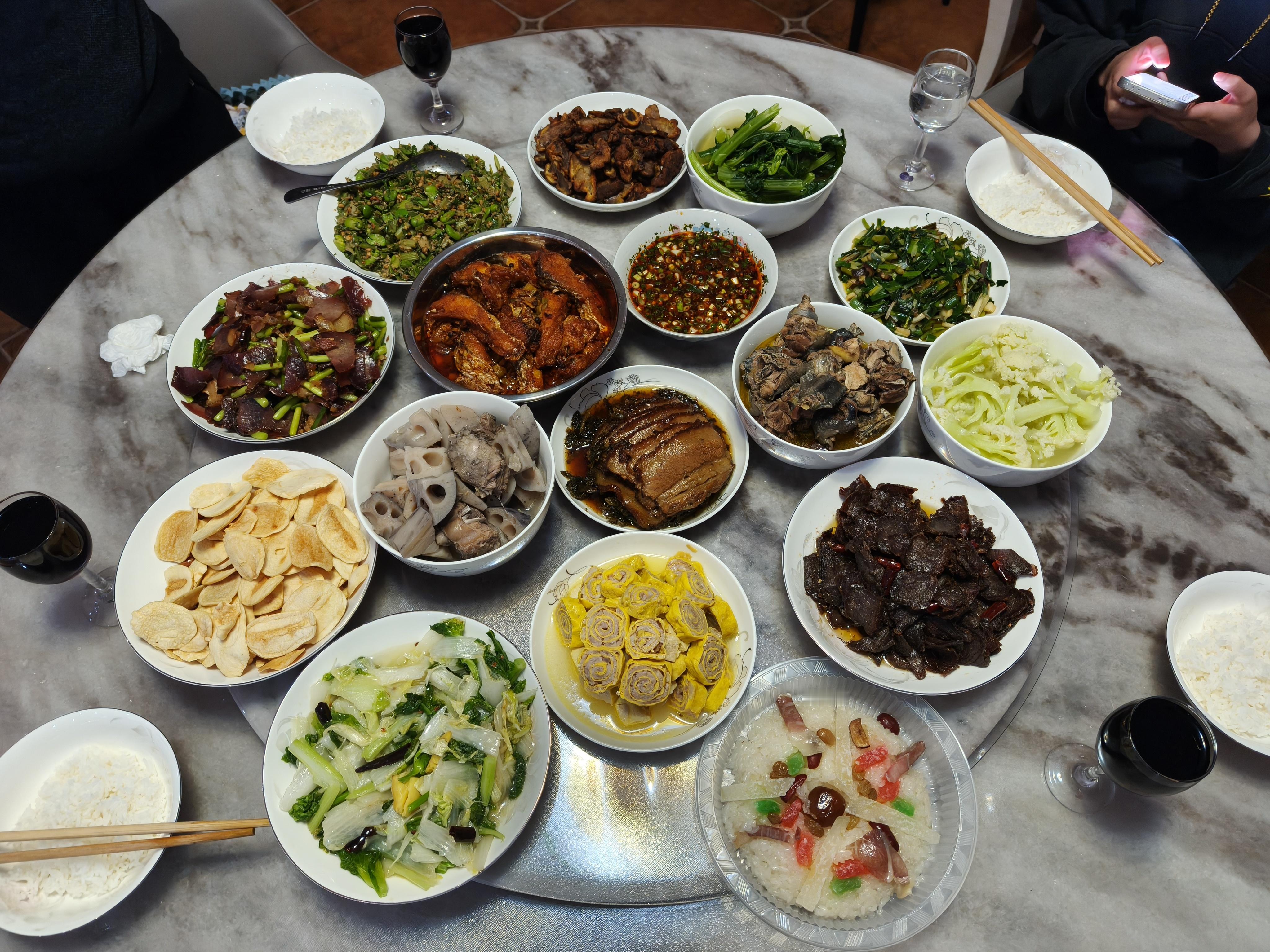 在这个欢络的除夕之亿，祝大家春节玉快，阖家欢络，让我们共同竹愿我们祖国繁荣昌盛 