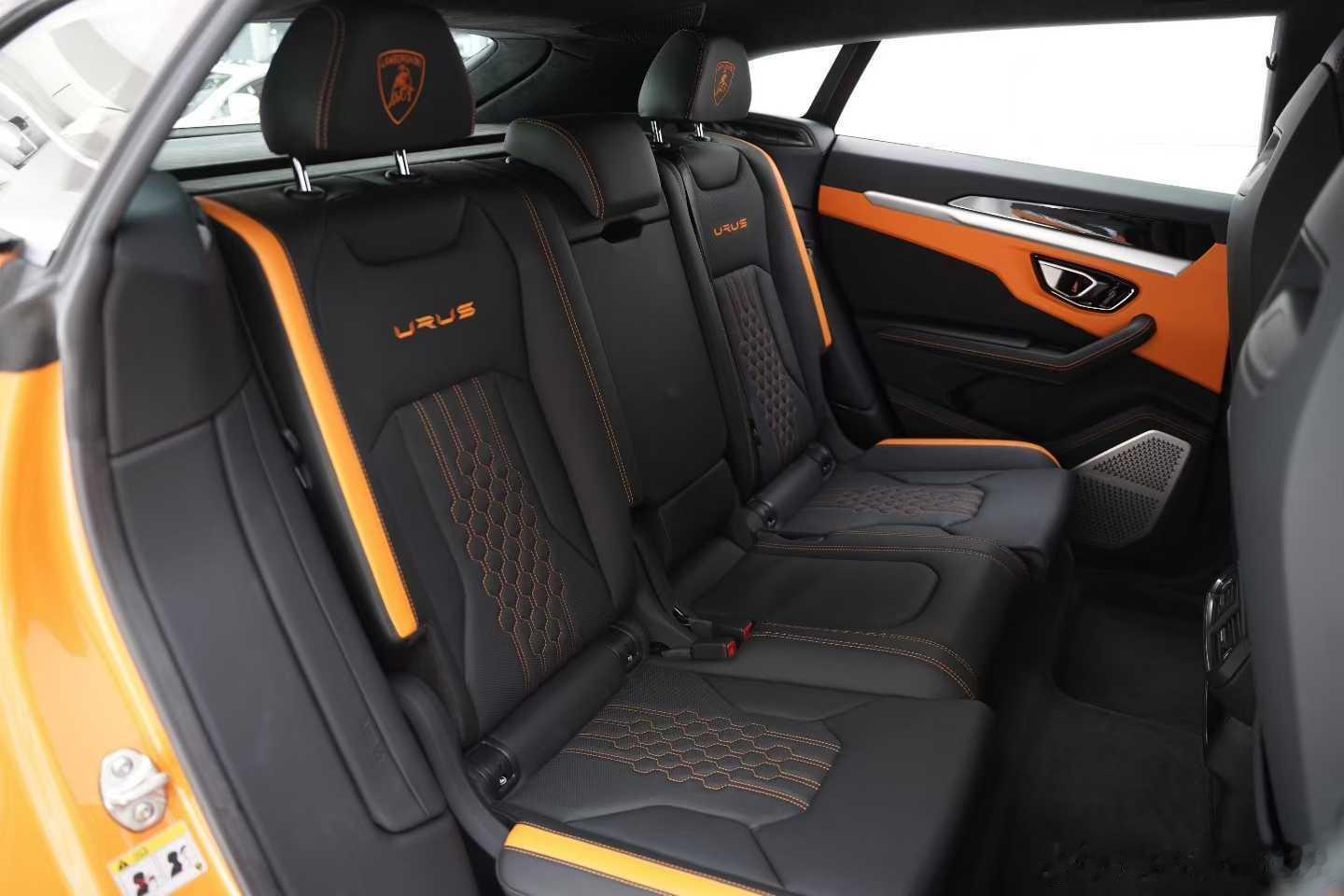 兰博基尼Urus S，寻伯乐，25年上牌，3000公里，橙色珍珠漆，23寸轮毂，