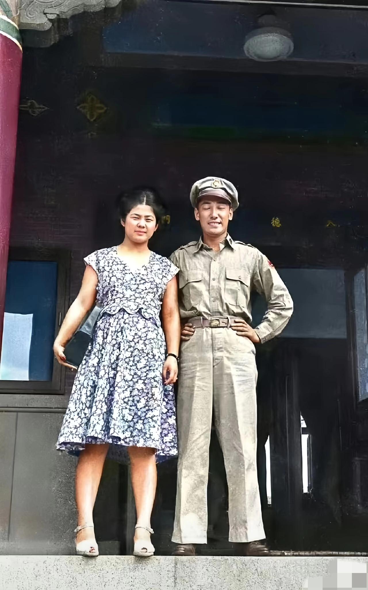 蒋纬国与夫人石静宜合影。蒋纬国作为大帅哥，却对长相普通的石静宜穷追不舍，两人未婚