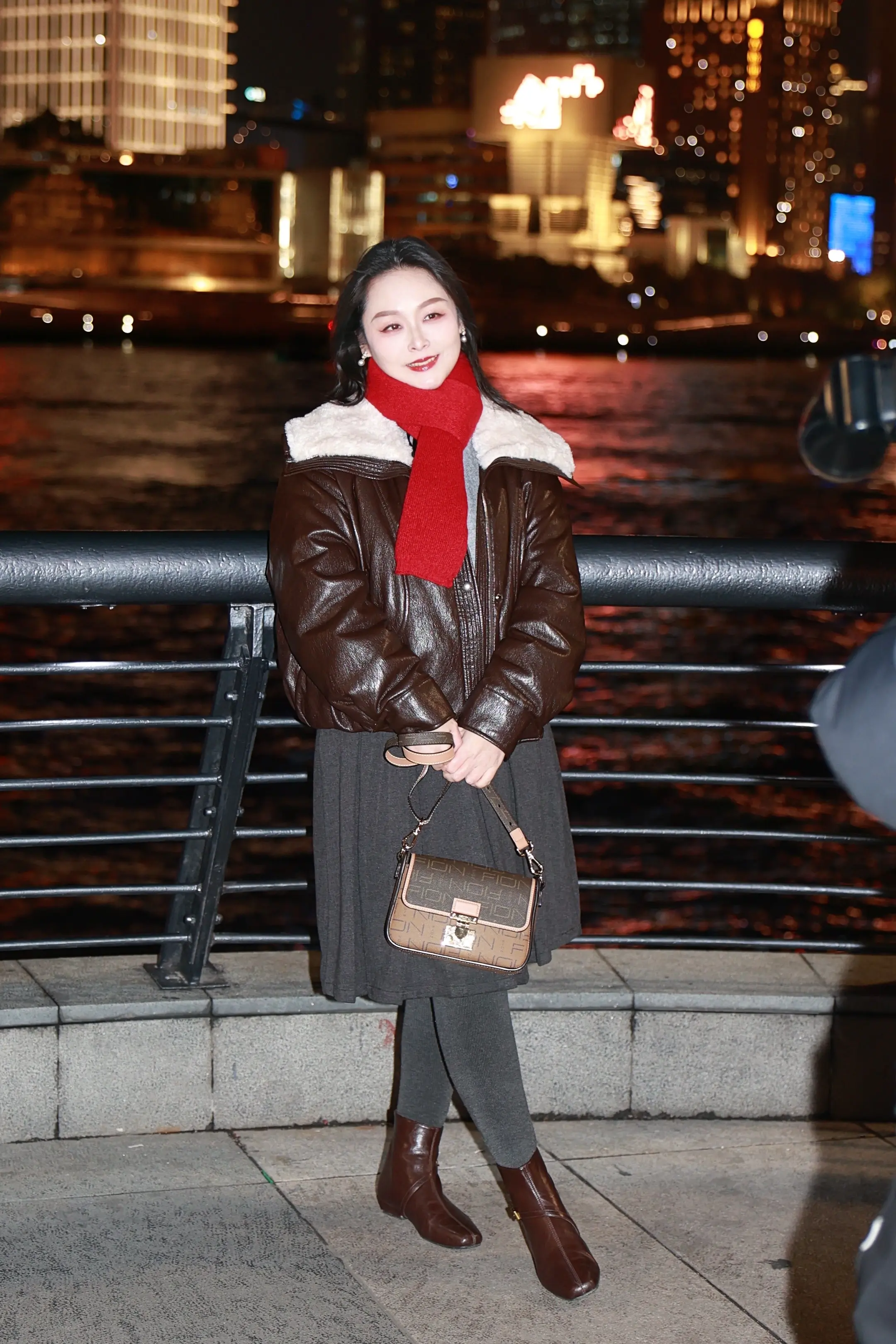 街拍气质美女 爱拍照爱生活 穿出你的时尚你的感觉 一本正经游客照