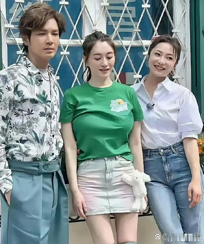 李小冉早期生图太能打！颜值精致抗打，身材曲线更是绝，难怪能让富豪苦追十年～ 