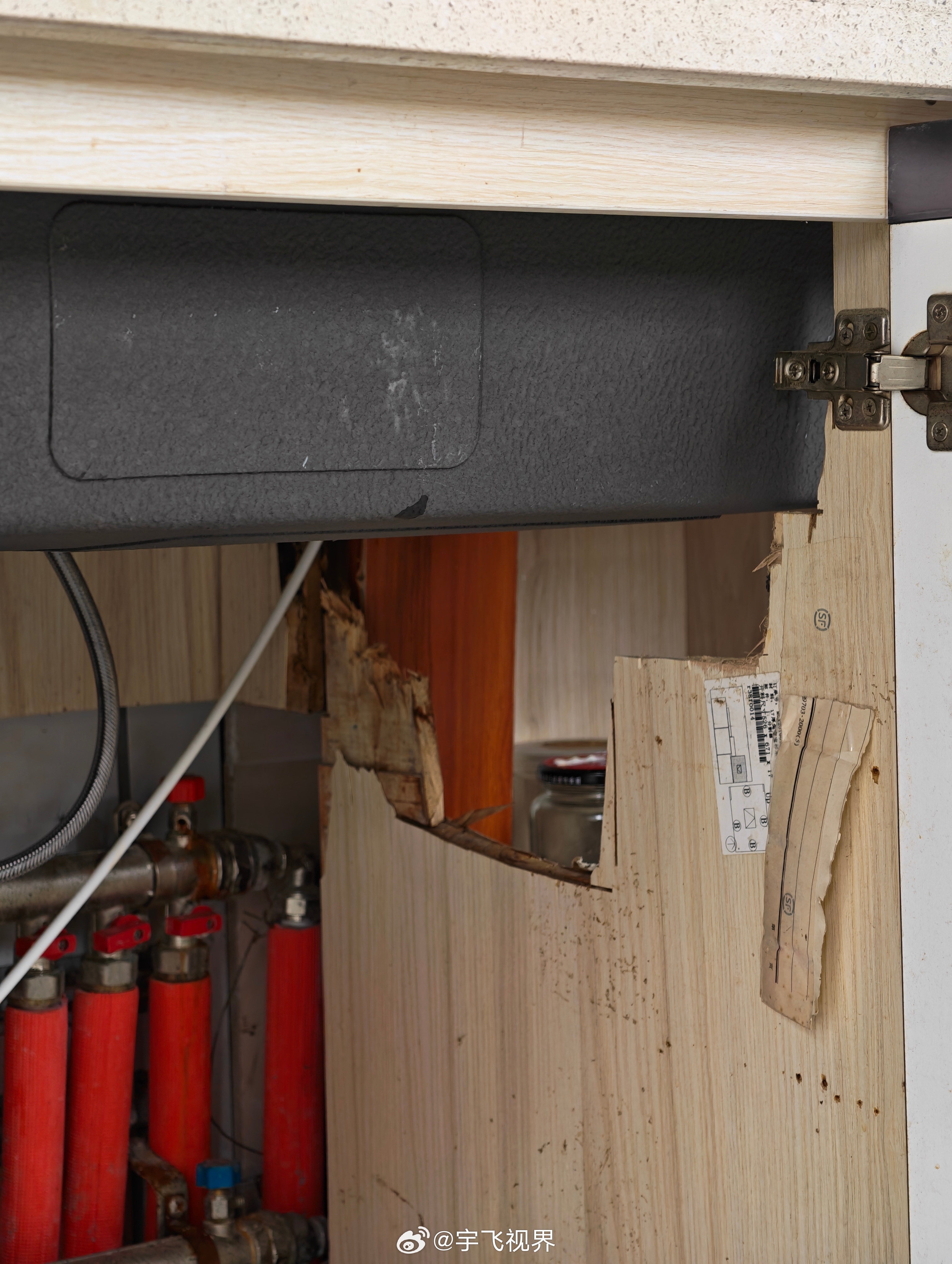 新水槽换好了，这65花的值得，干了一个多小时，锯了半片板才搞下来了。后面恐怕要搞