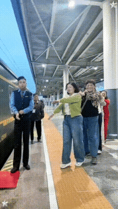 昨天我们上下火车，司乘人员一再提醒我们，要注意火车和和站台之间的距离，还放上了一