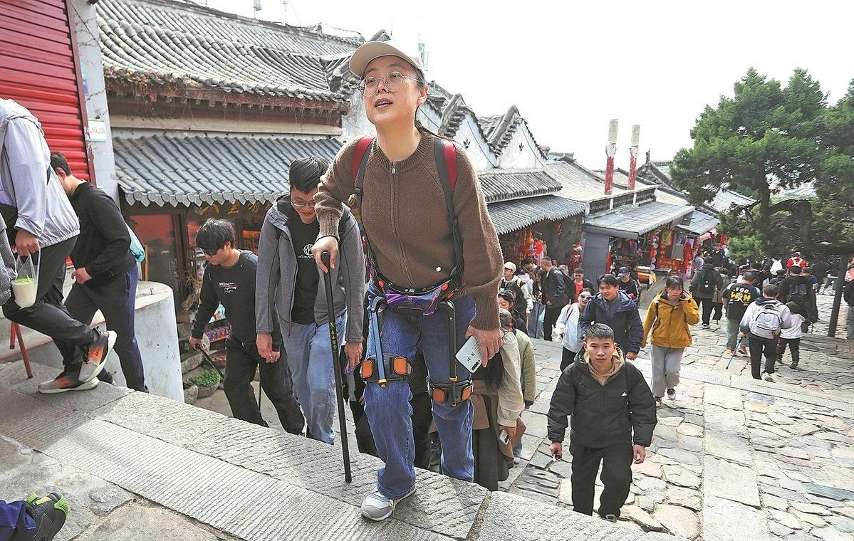 国庆最离谱的消费品是泰山上的"电动腿"：59块租3小时，上坡托一把，下坡护膝盖。