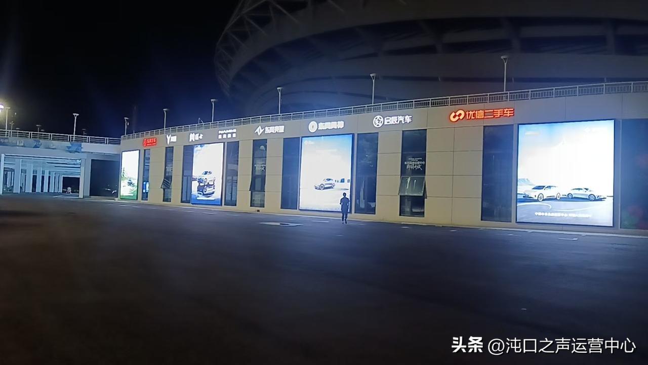 武汉体育中心还是非常支持武汉经开区本土企业的，场馆里贴的都是各大品牌的LOGO，