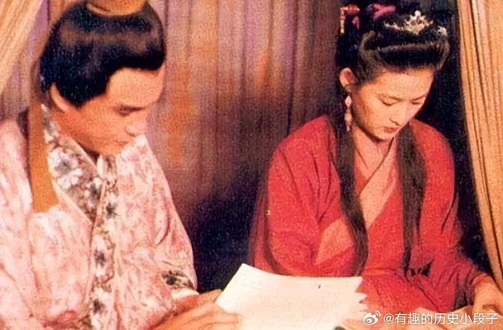 九八版《水浒传》剧照 王思懿和李强看剧本这是1998年版的《水浒传》剧照，饰演西