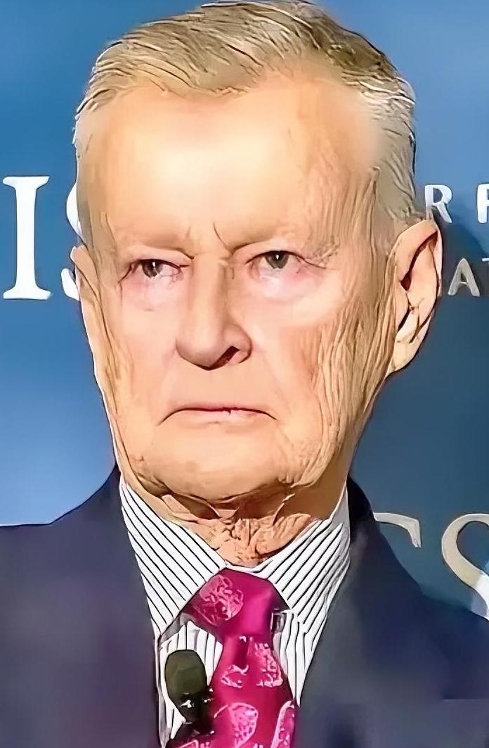 美国顶级战略家布热津斯基晚年总在念叨，21世纪初，美国犯了两个致命的战略错误。一