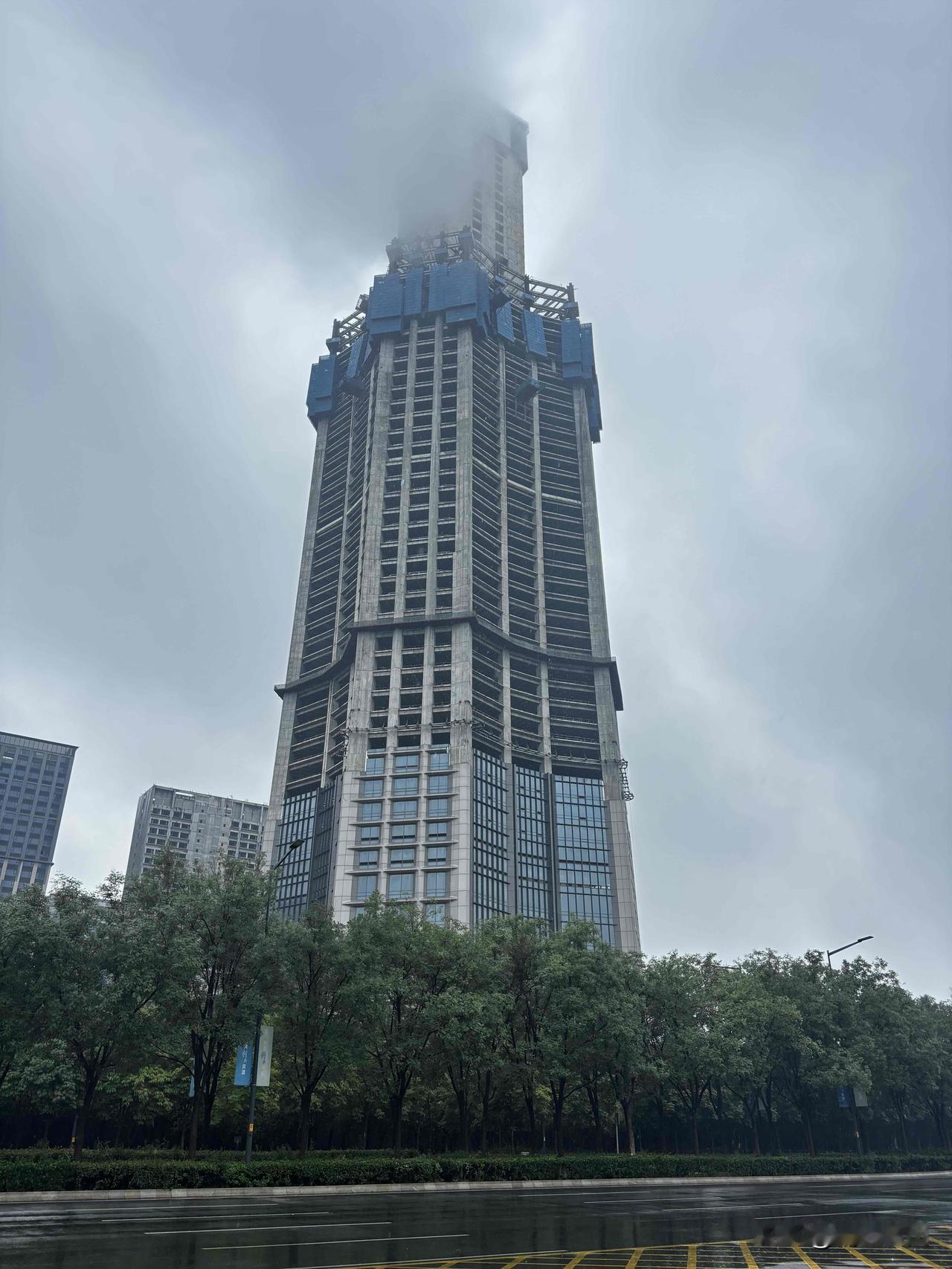 西咸新区的地标建筑-中国国际丝路中心大厦，这个2017开工，计划盖498米，现在