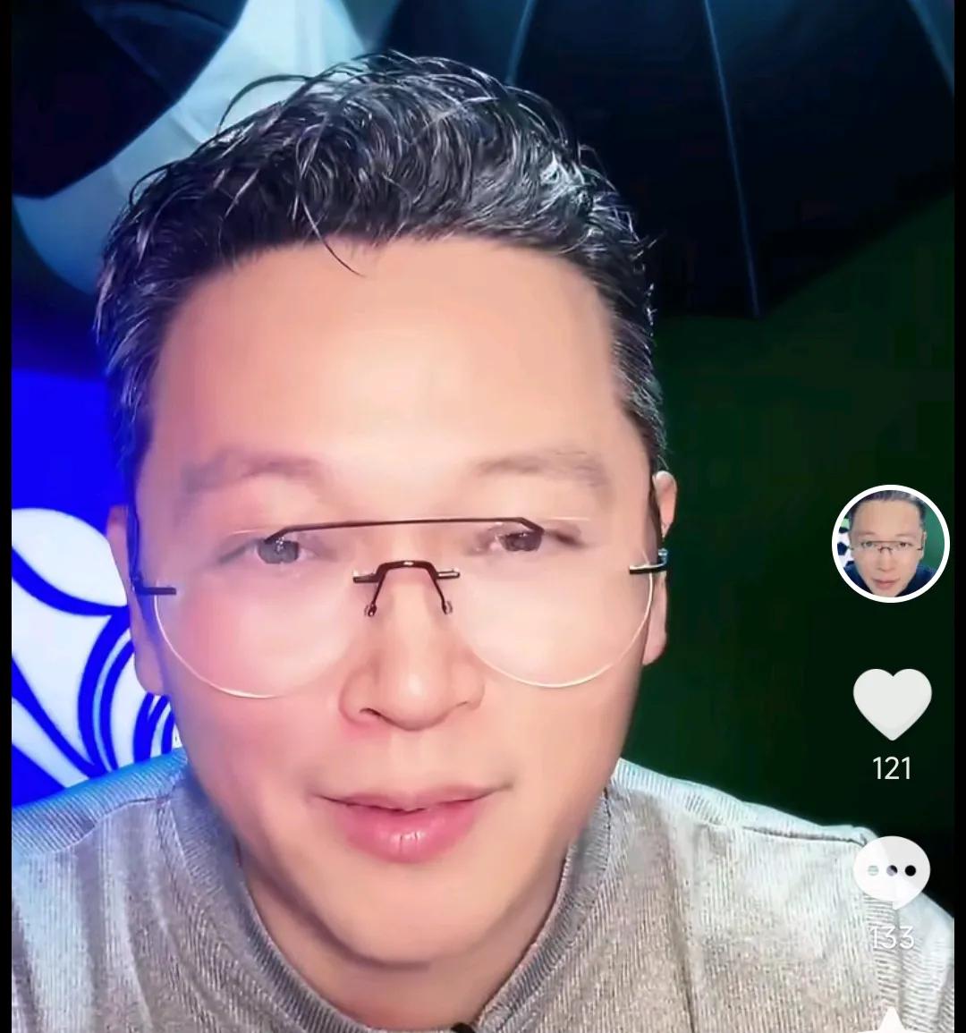 解说员周亮爆了一个料。
在上海申花战胜上海海港后，周亮在社媒上透露，其实上海海港