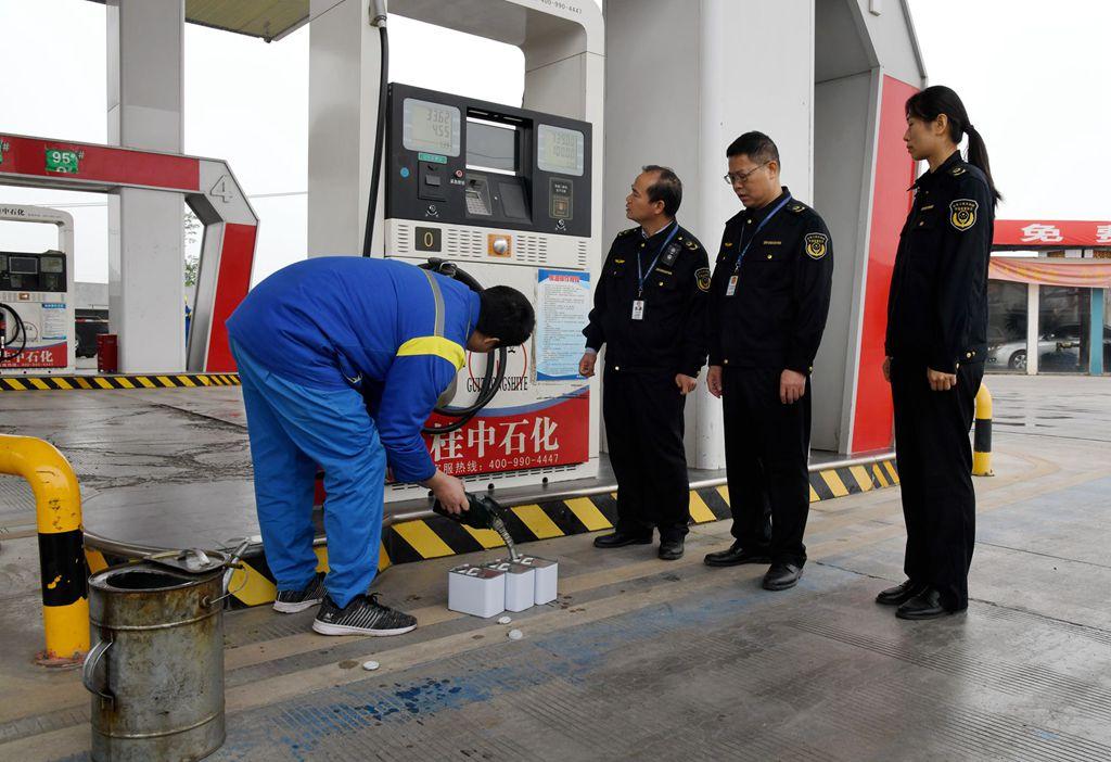 对成品油价格采取临时调控措施，释放了四个方面信号