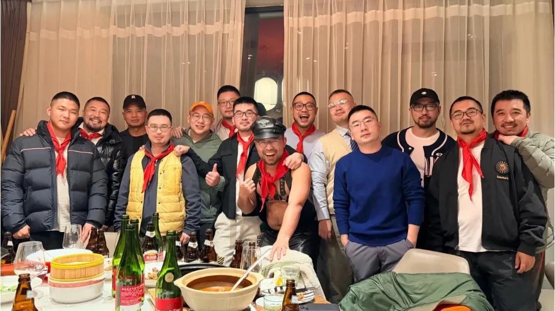 参加朋友生日聚会，老婆查岗，我给她发了张照片，一看没有一个女的，她才放心了！