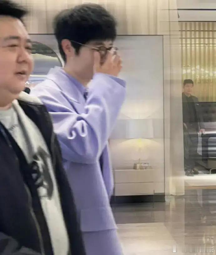 【 李行亮无名指戒指 】 李行亮近照无名指戴戒指 近日，李行亮在公开活动中被眼尖