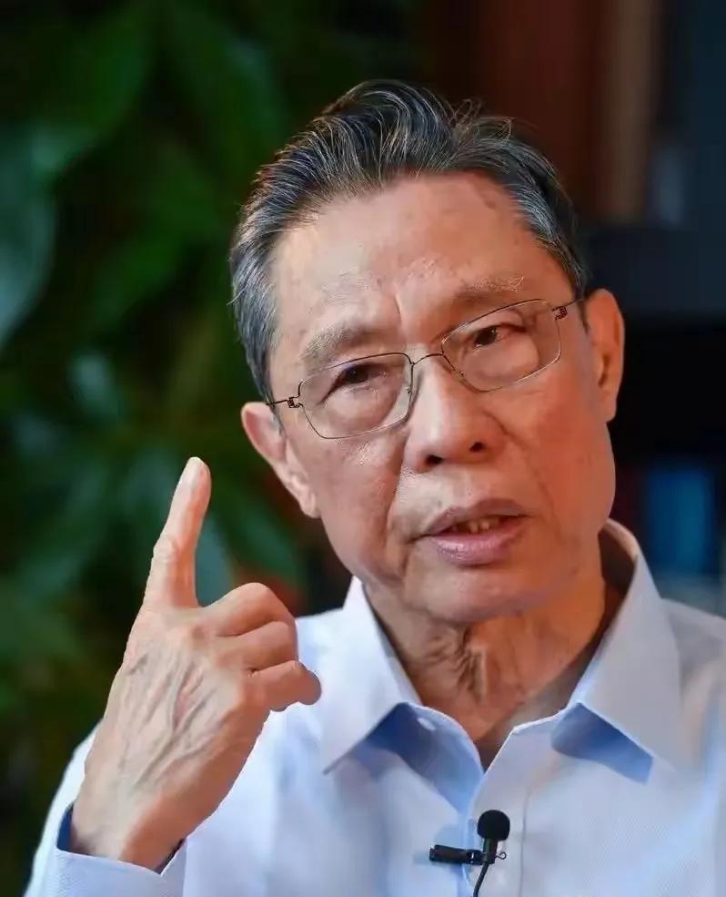 钟南山说：

“一定要在身体还硬朗的时候拼命保养，千万不要随便透支。免疫力不会年