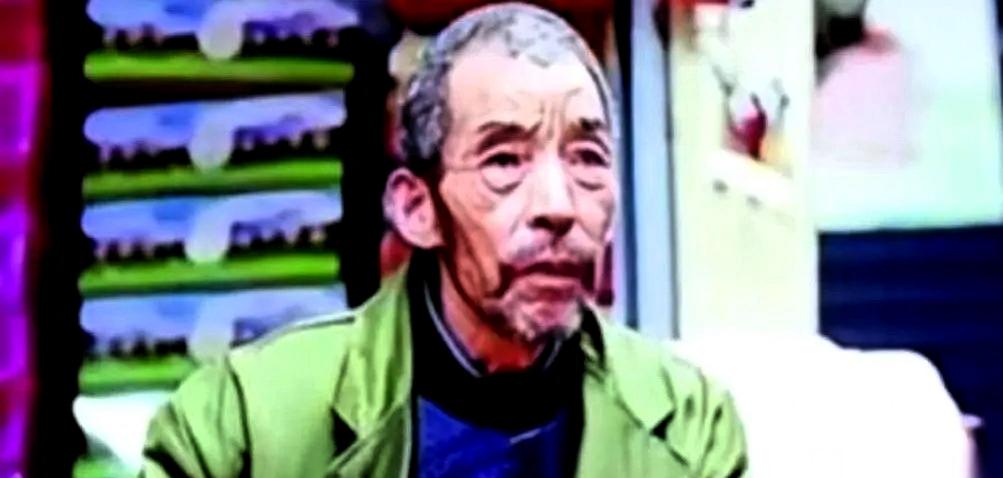 网传武汉发生过这么一件荒唐事。一个姑娘刚穿上军装、挂上白大褂，一对陌生夫妻就找上