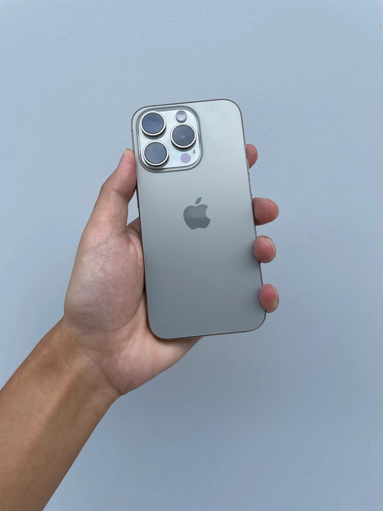 没想到今年快递这么快，22号上午已经拿到iPhone15 Pro钛原色真机了装到