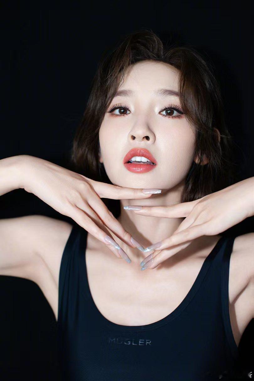 唐艺昕 大大方方乘风2026我们祺贵人就是这么大大方方玩得起，舞台表现亮眼，就算