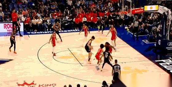 一个两米一八的大个子，篮板掉到嘴边，他眼睁睁看着。
真的，就眼睁睁看着。
这画面