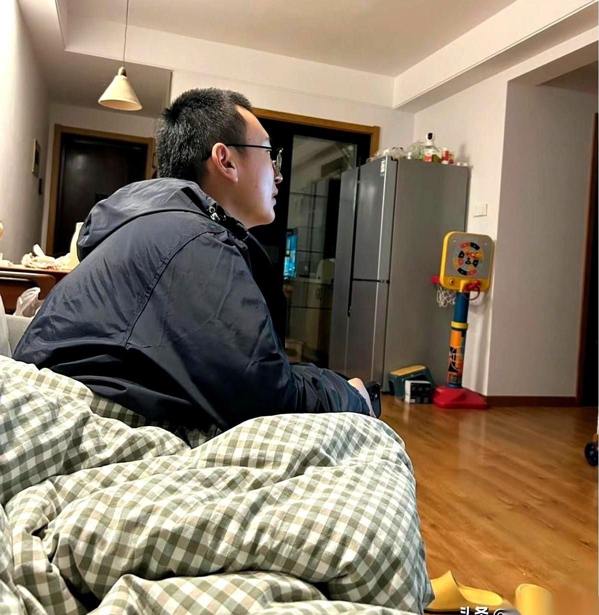 “一个月200块，就够了。”
这是我一个36岁的姐姐，对着她那不上班的老公，一字