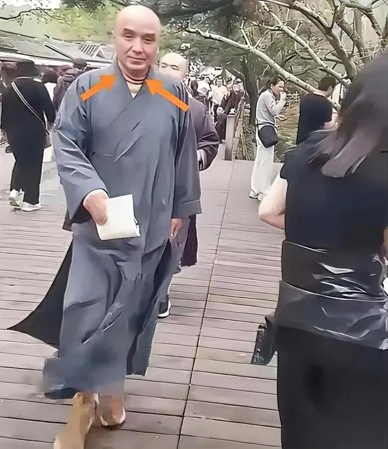 五台山这事儿

我真看傻了

居然有人戴头套扮僧人？

前阵子有游客随手拍了段视