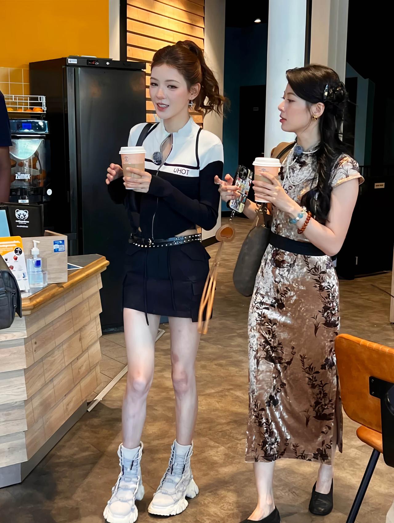 张予曦近照，在巴黎一家咖啡店里的画面，她人真的好瘦，瘦高瘦高的，很温柔漂亮。张予