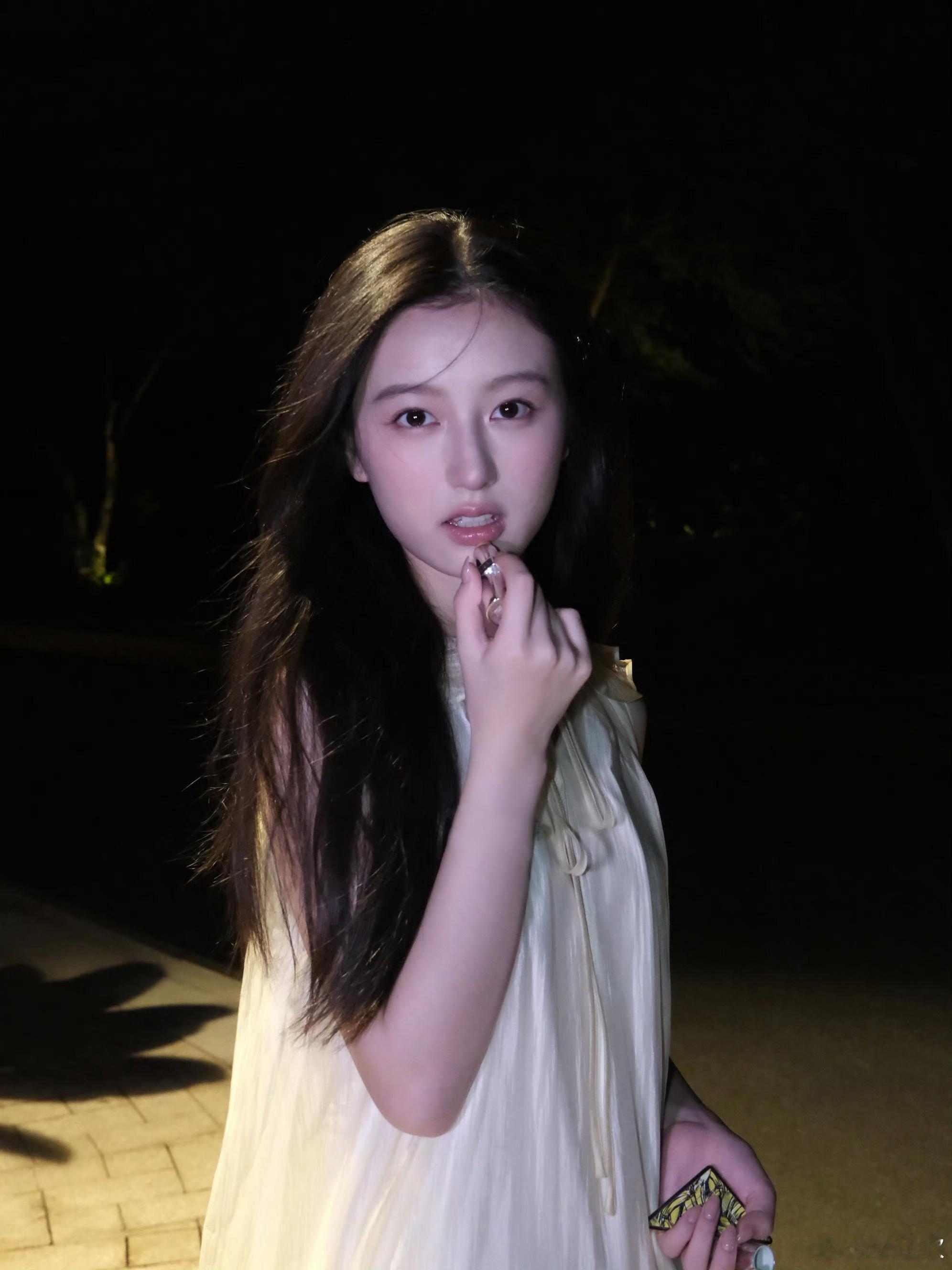 裴佳欣也快长大了 