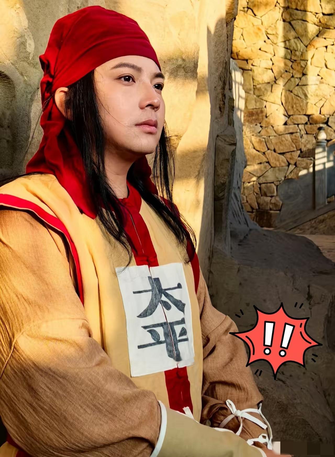 这届网友的脑回路我是真的跟不上，笑死我了。
​之前不是总有人在故宫穿着清宫装觉得