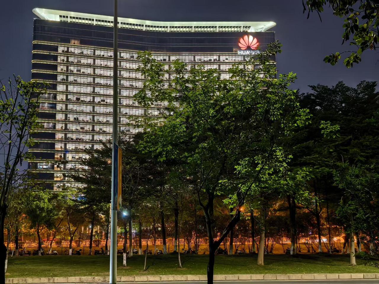 21:30，华为大楼灯火通明。
以灯火为炬，赴时代之约。
每一盏灯，都是奋斗的勋