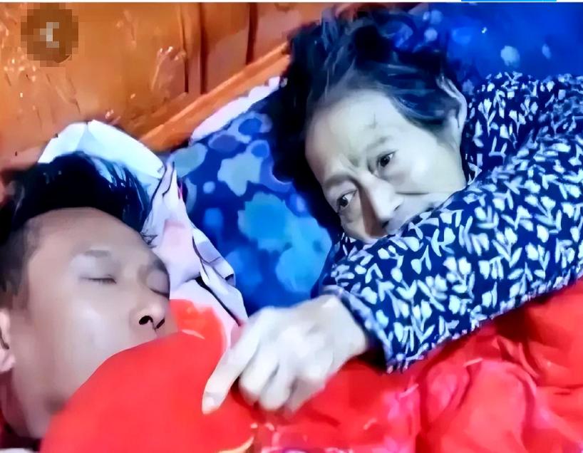 看哭了！陕西1男子照顾病危的母亲，太累就睡着了，醒来发现母亲已离世，谁知，他查看
