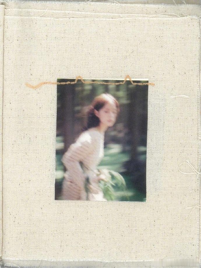 欧阳娜娜真的很像林间的小精灵！这个写真册也好有特点啊