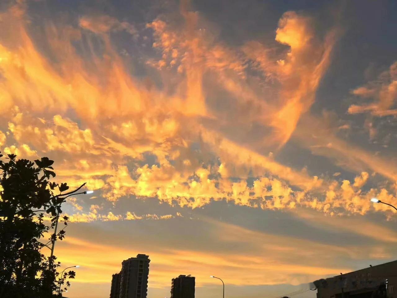 傍晚的晚霞很漂亮啊，今天的小山城还是很美的（没有PS）