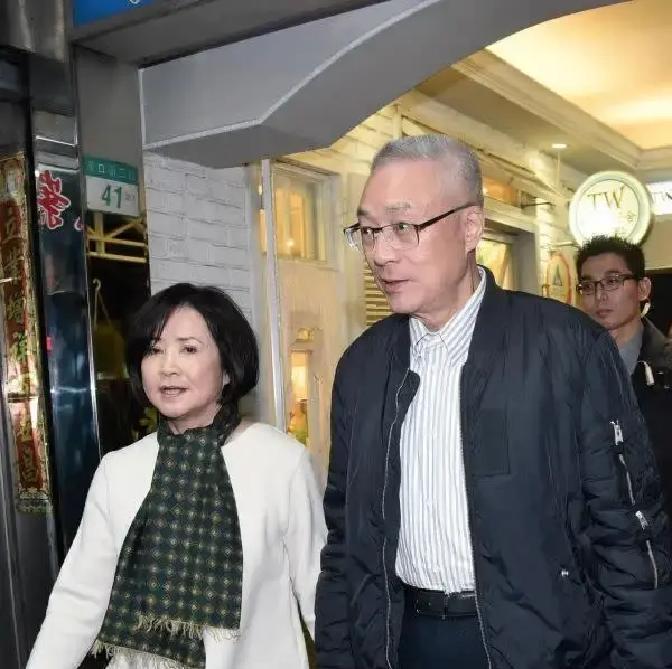 替夫站台，见过吗？

国民党新竹县长初选，吴敦义的夫人蔡令怡，突然站出来力挺副县