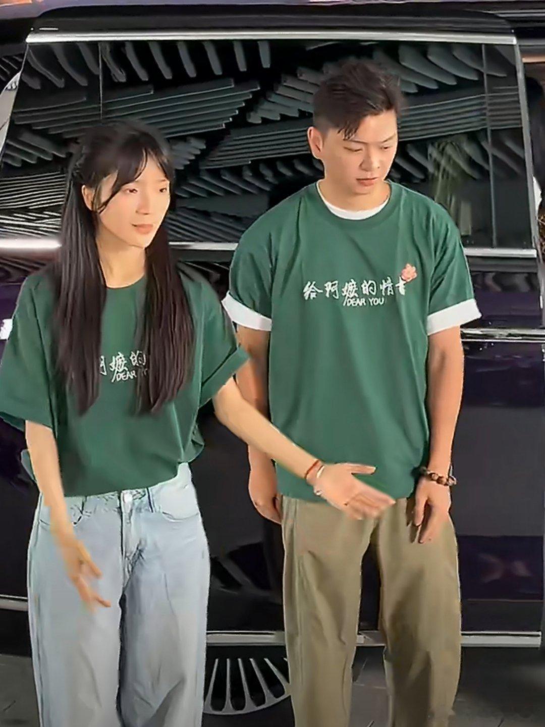 李思潼走红毯也穿工服挺好的，反而很特别，微博电影之夜重点在电影上，不是礼服穿组服