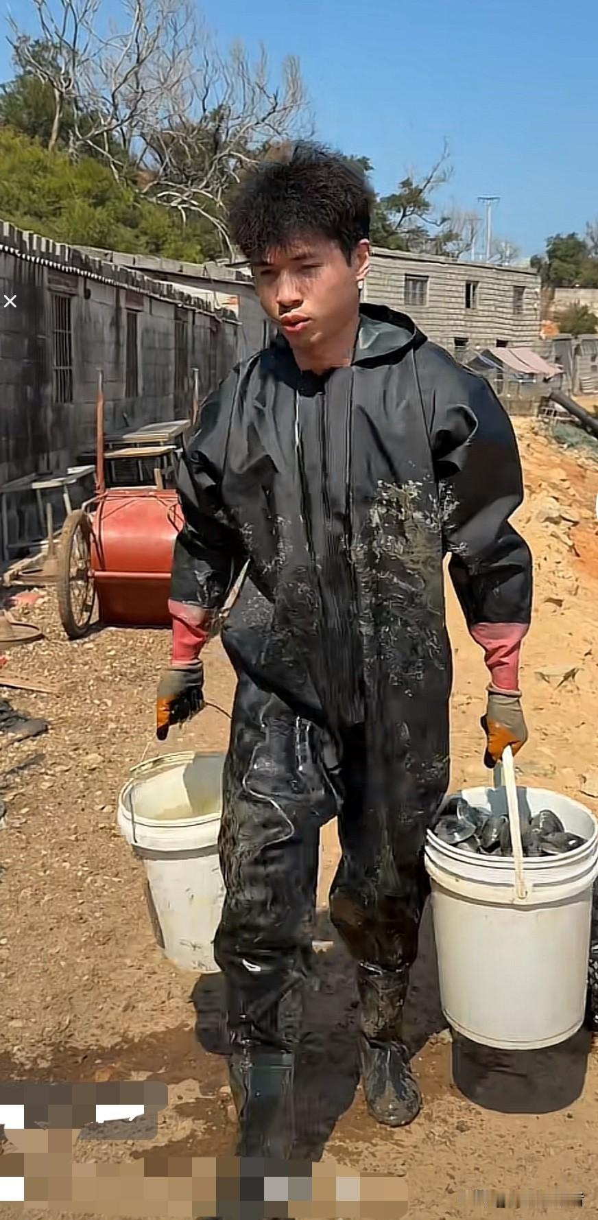 今天下午，刷到了谢浩男战友海军的视频。视频中，海军表示要包揽他妈妈一天的所有活儿