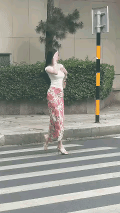 她只要没离开我的视线，她就是我的焦点