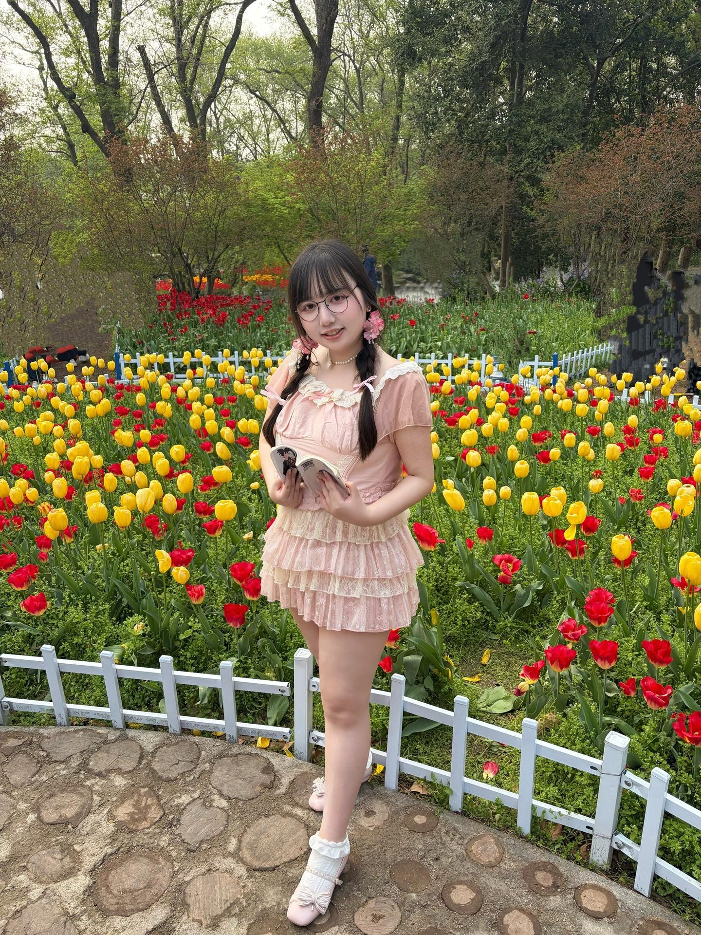 个子实在太高了只能蹲着拍照。