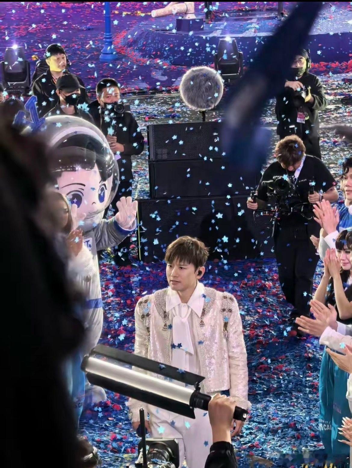 张杰16场鸟巢演唱会收官发文张杰鸟巢巡演圆满收官，16场连开创下全球单一体育场连