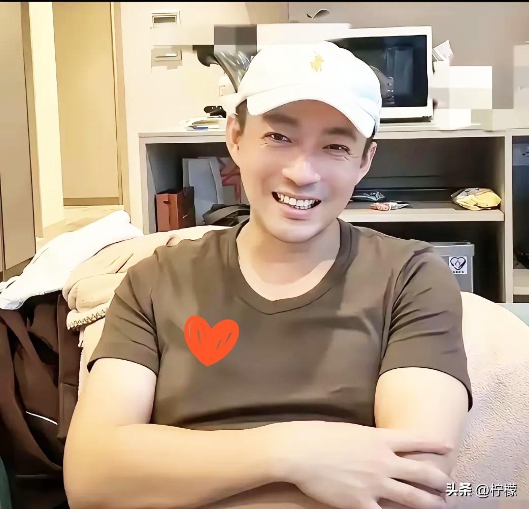 建国在直播间聊起汪小菲，
说大家别带他玩，一个对母亲不好的人不值得帮。还说湾湾有