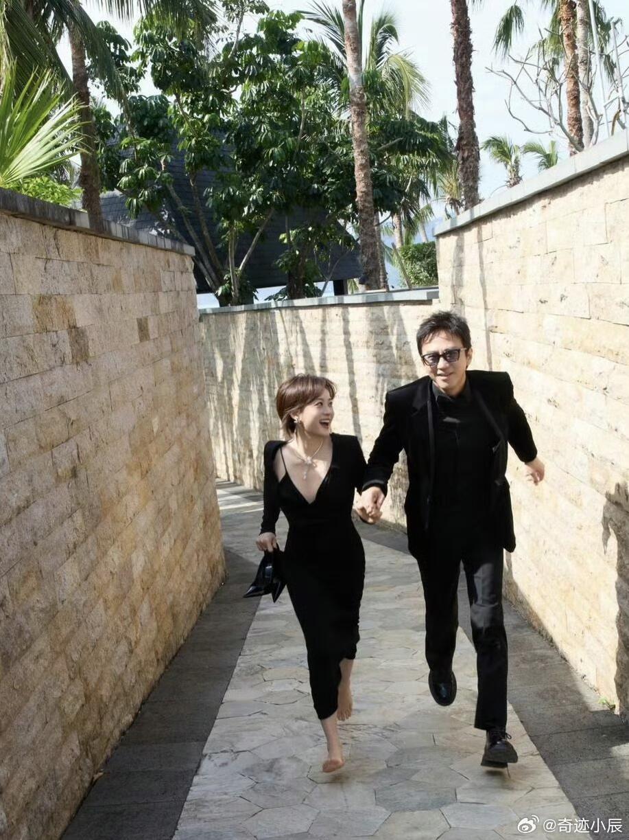邓超说孙俪和他领完证哭了哈哈哈哈哈五哈收官这波糖可以的！邓超说孙俪领完证当场抹眼