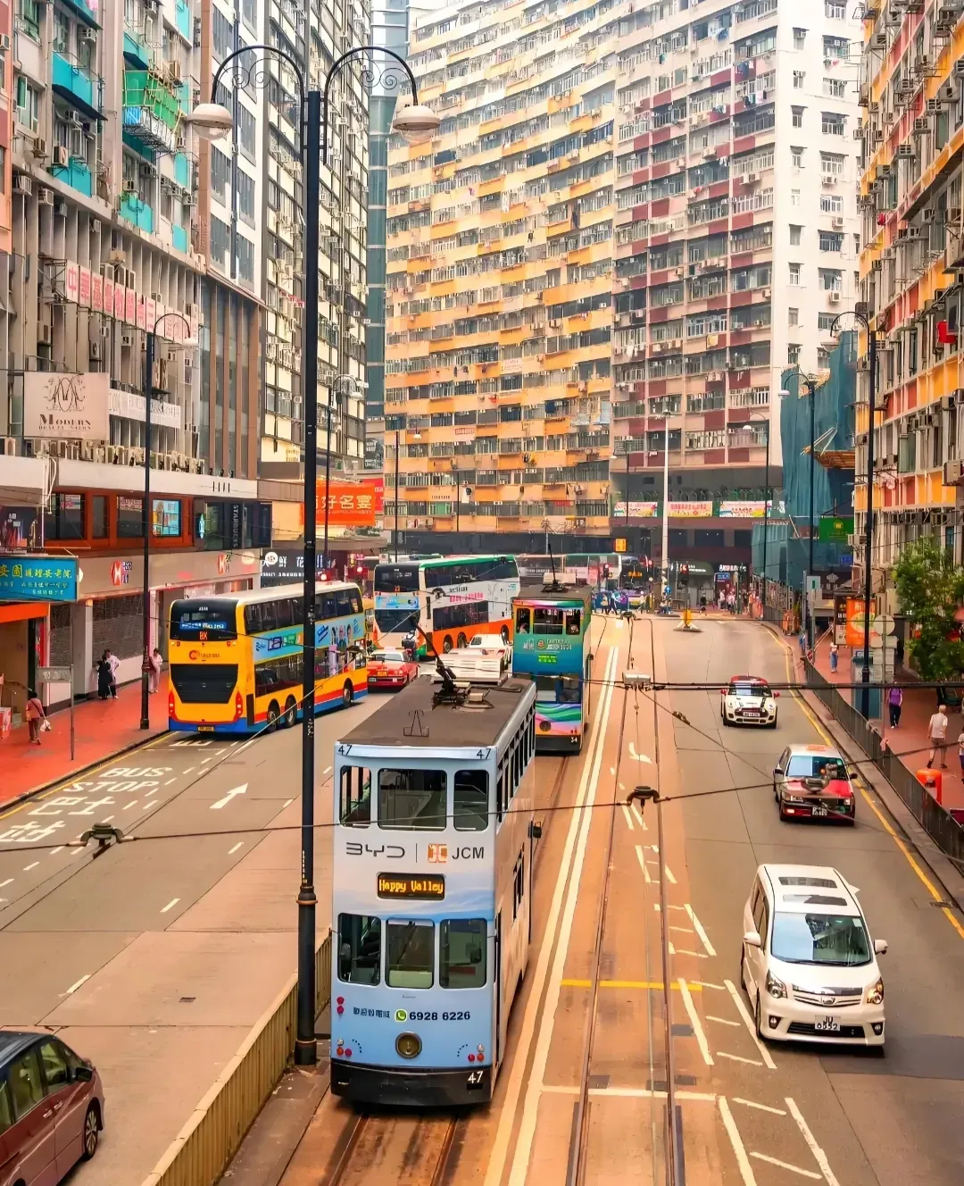 一个在香港定居的朋友告诉我的真相:1. 外来人员在香港要随身携带港澳通行证，因为